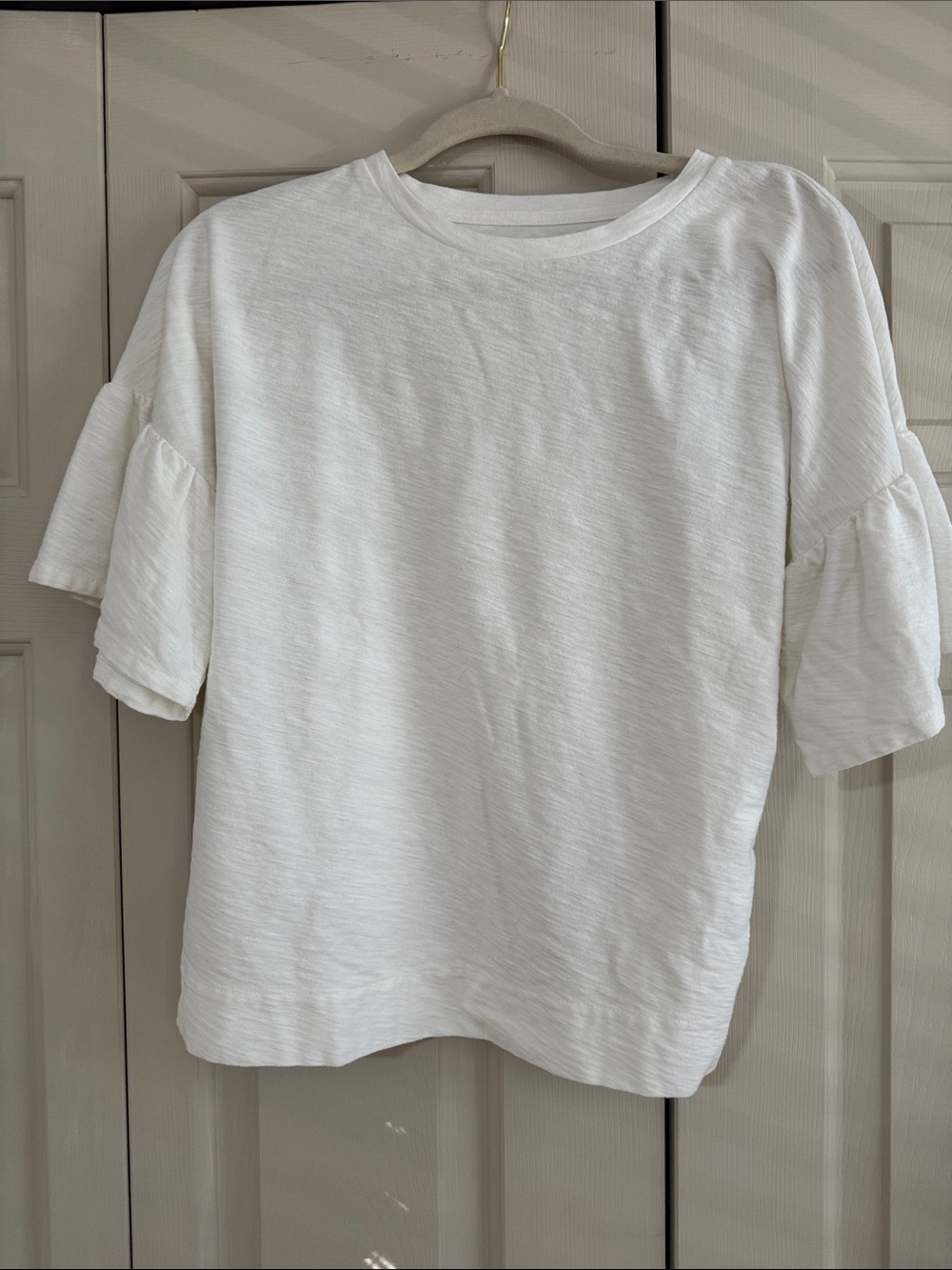 Women's White Vineyard Vines Ruffle Sleeve Top - Classic Crew Neck